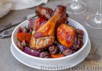 Фото к рецепту: Курица, запечённая в винно-овощном маринаде, с шампиньонами