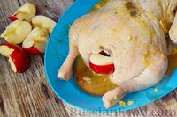 Фото приготовления рецепта: Утка в горчично-медовом маринаде с чесноком, запечённая с яблоками - шаг №7