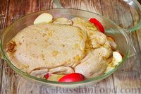 Фото приготовления рецепта: Утка в горчично-медовом маринаде с чесноком, запечённая с яблоками - шаг №11