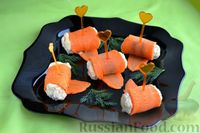 Фото к рецепту: Рулетики из моркови с курицей и сыром
