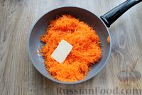Фото приготовления рецепта: Морковный торт с печеньем, сгущёнкой, орехами и изюмом (без выпечки) - шаг №3