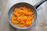Фото приготовления рецепта: Морковный торт с печеньем, сгущёнкой, орехами и изюмом (без выпечки) - шаг №5