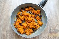 Фото приготовления рецепта: Морковный торт с печеньем, сгущёнкой, орехами и изюмом (без выпечки) - шаг №9