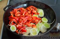 Фото приготовления рецепта: Тушёная картошка с луком-пореем и сладким перцем - шаг №3