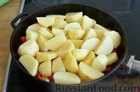 Фото приготовления рецепта: Тушёная картошка с луком-пореем и сладким перцем - шаг №5