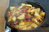 Фото приготовления рецепта: Тушёная картошка с луком-пореем и сладким перцем - шаг №7