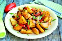 Фото к рецепту: Тушёная картошка с луком-пореем и сладким перцем