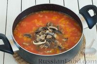 Фото приготовления рецепта: Овощной суп с помидорами, шампиньонами и кукурузой - шаг №12