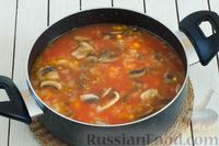 Фото приготовления рецепта: Овощной суп с помидорами, шампиньонами и кукурузой - шаг №13