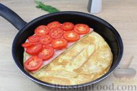 Фото приготовления рецепта: Хлебный омлет с ветчиной, помидорами и сыром - шаг №11