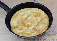 Фото приготовления рецепта: Хлебный омлет с ветчиной, помидорами и сыром - шаг №9
