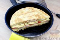 Фото приготовления рецепта: Хлебный омлет с ветчиной, помидорами и сыром - шаг №14