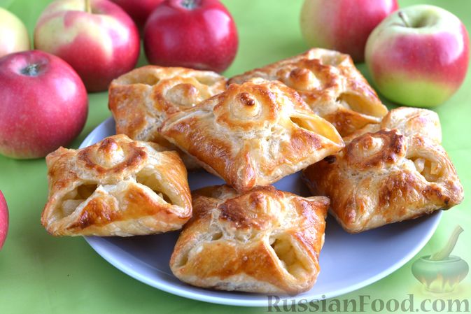 Слоеные пирожки с яблоками из готового теста
