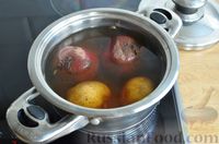 Фото приготовления рецепта: Салат со свёклой, сельдью, картофелем, плавленым сыром и яблоком - шаг №2