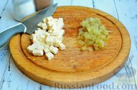 Фото приготовления рецепта: Салат со свёклой, сельдью, картофелем, плавленым сыром и яблоком - шаг №3