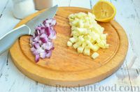Фото приготовления рецепта: Салат со свёклой, сельдью, картофелем, плавленым сыром и яблоком - шаг №4