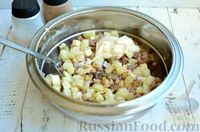 Фото приготовления рецепта: Салат со свёклой, сельдью, картофелем, плавленым сыром и яблоком - шаг №6