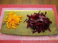 Фото приготовления рецепта: Салат со свёклой, морковью и маринованными огурцами - шаг №7