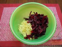 Фото приготовления рецепта: Салат со свёклой, морковью и маринованными огурцами - шаг №8