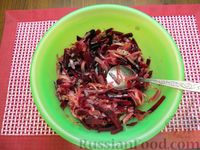 Фото приготовления рецепта: Салат со свёклой, морковью и маринованными огурцами - шаг №9