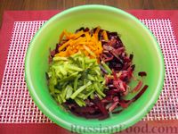 Фото приготовления рецепта: Салат со свёклой, морковью и маринованными огурцами - шаг №10