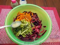 Фото приготовления рецепта: Салат со свёклой, морковью и маринованными огурцами - шаг №11