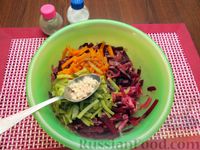 Фото приготовления рецепта: Салат со свёклой, морковью и маринованными огурцами - шаг №12