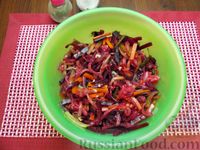 Фото приготовления рецепта: Салат со свёклой, морковью и маринованными огурцами - шаг №13