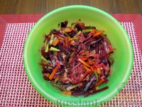 Фото приготовления рецепта: Салат со свёклой, морковью и маринованными огурцами - шаг №14