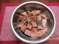 Фото приготовления рецепта: Свинина в соево-имбирном маринаде, запечённая с яблоками - шаг №5