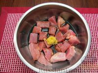 Фото приготовления рецепта: Свинина в соево-имбирном маринаде, запечённая с яблоками - шаг №6