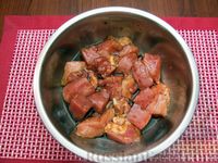 Фото приготовления рецепта: Свинина в соево-имбирном маринаде, запечённая с яблоками - шаг №7