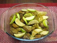 Фото приготовления рецепта: Свинина в соево-имбирном маринаде, запечённая с яблоками - шаг №14