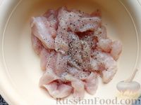 Фото приготовления рецепта: Куриное филе с грибами и тыквой, тушенное в сливках - шаг №2