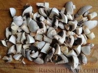 Фото приготовления рецепта: Куриное филе с грибами и тыквой, тушенное в сливках - шаг №6