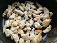 Фото приготовления рецепта: Куриное филе с грибами и тыквой, тушенное в сливках - шаг №4