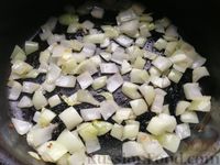 Фото приготовления рецепта: Куриное филе с грибами и тыквой, тушенное в сливках - шаг №5