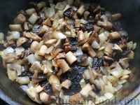 Фото приготовления рецепта: Куриное филе с грибами и тыквой, тушенное в сливках - шаг №7
