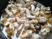 Фото приготовления рецепта: Куриное филе с грибами и тыквой, тушенное в сливках - шаг №10