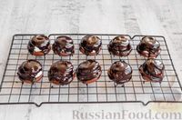 Фото приготовления рецепта: Шоколадные пирожные с зефиром - шаг №15