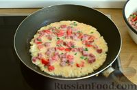 Фото приготовления рецепта: Блинчики с колбасой и помидорами - шаг №8