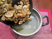 Фото приготовления рецепта: Куриный суп с шампиньонами и капустой - шаг №7