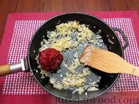 Фото приготовления рецепта: Куриный суп с шампиньонами и капустой - шаг №11