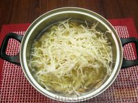 Фото приготовления рецепта: Куриный суп с шампиньонами и капустой - шаг №8
