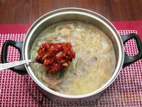 Фото приготовления рецепта: Куриный суп с шампиньонами и капустой - шаг №13