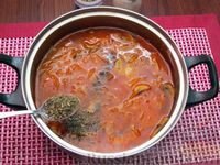 Фото приготовления рецепта: Куриный суп с шампиньонами и капустой - шаг №15