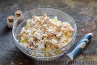 Фото приготовления рецепта: Салат с курицей, маринованными опятами, огурцами и картофелем - шаг №8