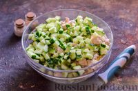 Фото приготовления рецепта: Салат с курицей, маринованными опятами, огурцами и картофелем - шаг №9