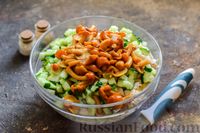 Фото приготовления рецепта: Салат с курицей, маринованными опятами, огурцами и картофелем - шаг №10