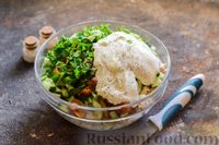 Фото приготовления рецепта: Салат с курицей, маринованными опятами, огурцами и картофелем - шаг №11